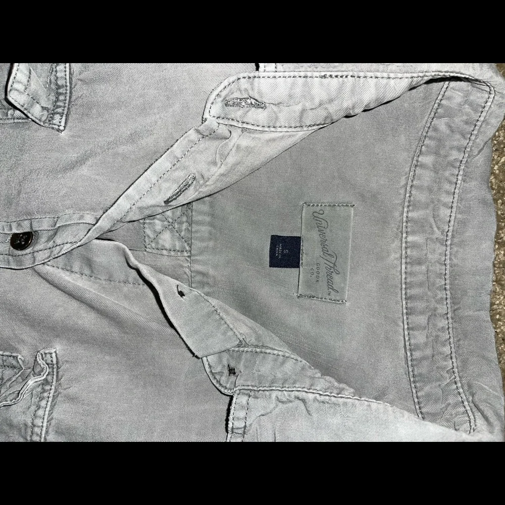 Universal Thread button down. - Picture 6 of 7